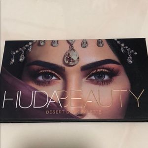 Huda Beauty Desert Dust Palette